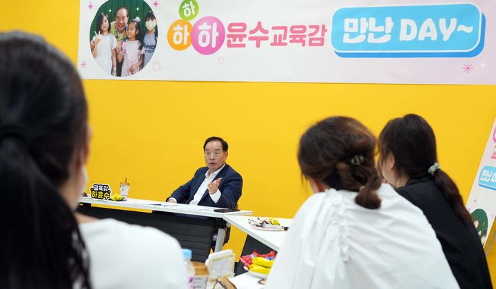 [부산=뉴시스] 부산시교육청은 19일 오후 시교육청 별관 교육감 소통공감실에서 김미연 동구의원, 느린학습자 커뮤니티 '아다지오' 관계자, 학부모, 학생 등 15명이 참석한 가운데 '교육감, 경계선지능학생(느린학습자)와 함께한 Day!' 행사를 개최했다고 밝혔다. (사진=부산교육청 제공) 2023.07.19. photo@newsis.com *재판매 및 DB 금지