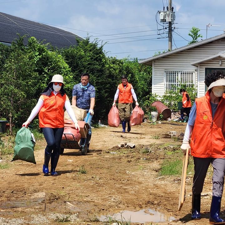 [청주=뉴시스] 안성수 기자 = 19일 아키바 토르 주한이스라엘 대사를 비롯한 12여명의 대사관 직원들이 집중호우 피해를 입은 충북 청주시 오송읍 침수 주택에서 복구에 힘을 보태고 있다. (사진=충북도 제공) 2023.7.19. photo@newsis.com *재판매 및 DB 금지