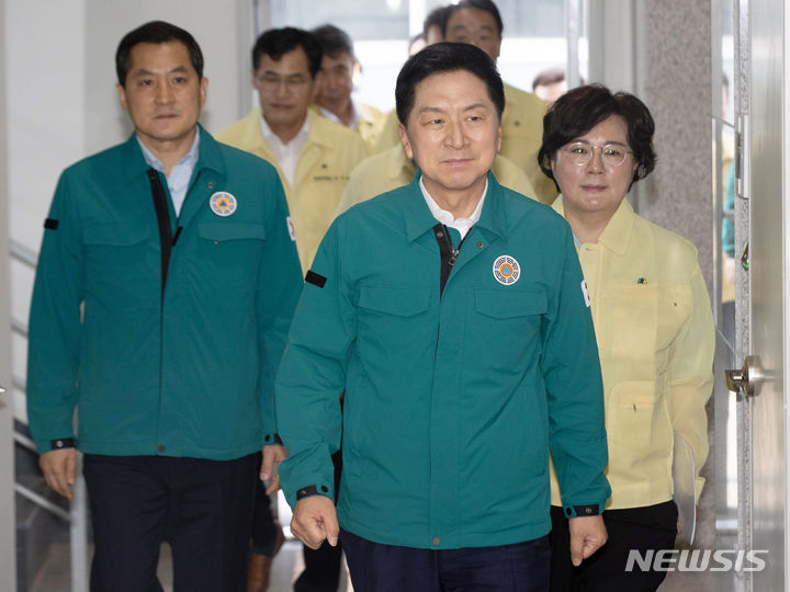 빗물저류배수시설 방문하는 김기현 국민의힘 대표. [서울=뉴시스] 최동준 기자 = 김기현 국민의힘 대표가 19일 서울 양천구 신월 빗물저류배수시설을 방문하고 있다. (공동취재사진) 2023.07.19. photo@newsis.com