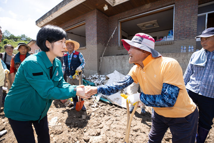 [서울=뉴시스] 김근수 기자 = 한화진 환경부장관이 19일 오후 경북 예천 집중호우 피해 현장을 방문해 마을 주민들을 위로하고 있다. (사진= 환경부 제공) 2023.07.19. photo@newsis.com *재판매 및 DB 금지