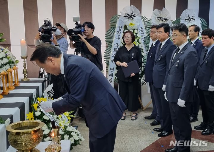 [청주=뉴시스] 안성수 기자 = 20일 김영환 충북지사가 도청 신관 1층 민원실 앞 로비에 설치된 '궁평 지하차도 사고 사망자 합동분향소'를 방문해 애도를 표하고 있다. 20237.20. hugahn@newsis.com