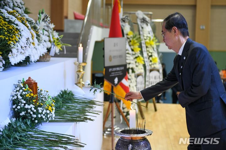 한덕수 국무총리, 고(故) 채수근 상병 빈소 조문 [서울=뉴시스]한덕수 국무총리는 20일 경북 포항시 해병 1사단에 마련된 고(故) 채수근 해병대 상병 빈소를 찾아 조문했다.(사진=총리실 제공) 2023.07.20