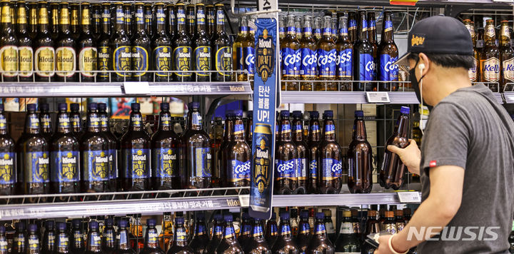 [서울=뉴시스] 정병혁 기자 = 서울시내 대형마트를 찾은 시민이 맥주 제품을 살펴보고 있다. 2023.07.20. jhope@newsis.com