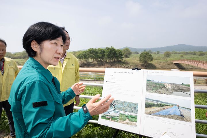 [서울=뉴시스] 한화진 환경부 장관이 20일 국가하천 본류 제방 피해를 입은 충남 논산시 우곤제 현장을 찾아 응급복구 상황을 점검하고 있다. (사진=환경부 제공) 2023.07.20. photo@newsis.com *재판매 및 DB 금지