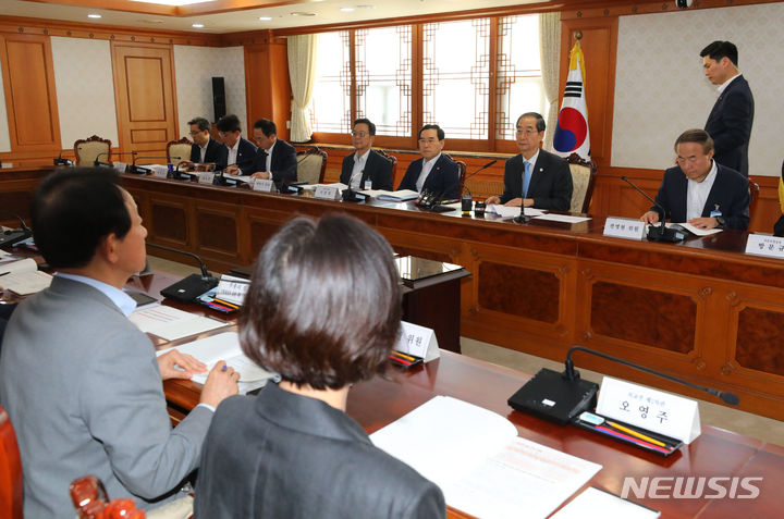 [서울=뉴시스] 배훈식 기자 = 한덕수 국무총리가 20일 오후 서울 종로구 정부서울청사에서 국가첨단전략산업위원회 회의를 하고 있다. 2023.07.20. dahora83@newsis.com