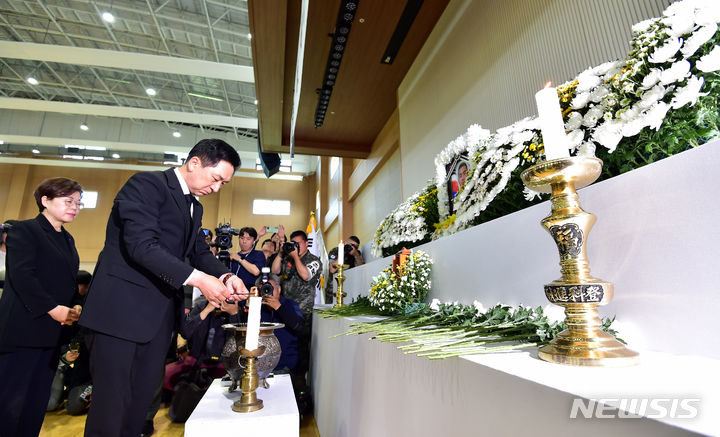 [포항=뉴시스] 이무열 기자 = 김기현 국민의힘 대표가 20일 오후 경북 포항시 해병대 1사단 내 김대식 관에 마련된 고 채수근 상병 빈소에서 헌화하고 있다. 2023.07.20. lmy@newsis.com