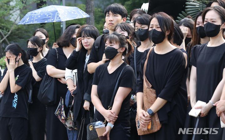 [서울=뉴시스] 조수정 기자 = 20일 오후 서울 종로구 서울시교육청 앞에서 열린 서울초등학교 교사 추모 기자회견에서 고인의 동료, 선후배 등이 눈물을 흘리고 있다. 2023.07.20. chocrystal@newsis.com