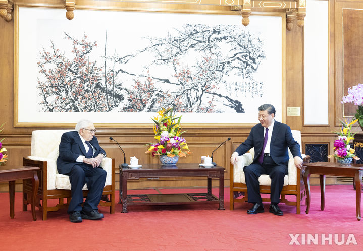 [베이징=신화/뉴시스] 시진핑 중국 국가주석(왼쪽)과 헨리 키신저 전 미국 국무장관이 지난 7월20일 중국 베이징에서 만나 회담하는 모습. 2023.11.30.