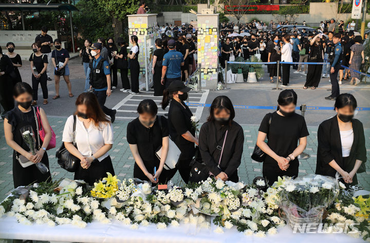 서울 서이초등학교를 찾은 추모객들. [서울=뉴시스] 황준선 기자 = 지난 20일 오후 교사가 교내에서 극단적 선택을 한 서울 서초구 서이초등학교를 찾은 추모객들이 조문하고 있다. 2023.07.20. hwang@newsis.com