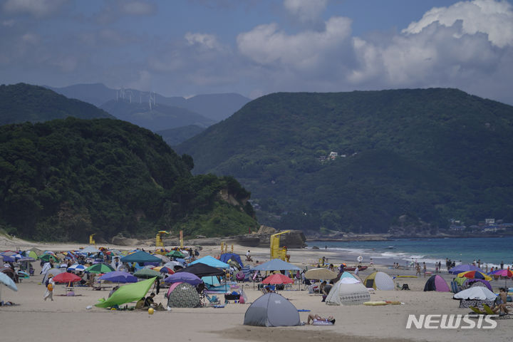 [시라하마(일본)=AP/뉴시스]일본 수도 도쿄 남서쪽 시즈오카(靜岡)현 시라하마(白浜) 해변을 찾은 많은 피서객들이 지난 7월21일 따가운 태양볕을 막기 위해 파라솔이나 텐트 안에서 몸을 보호하고 있다. 지난 7월 일본 전국의 평균 기온이 125년만에 가장 높았으며, 앞으로도 맹렬한 더위가 예상돼 계속 열사병에 대한 철저한 대책이 요구된다고 일본 기상청이 1일 호소했다고 NHK가 보도했다. ﻿﻿2023.08.01.