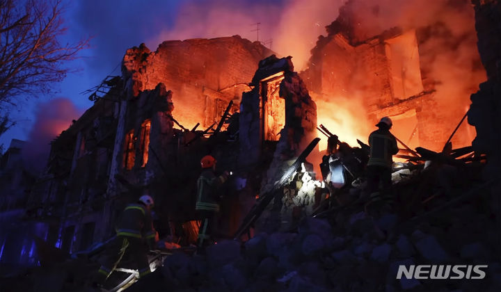 [미콜라이우(우크라이나)=AP/뉴시스] 20일(현지시각) 우크라이나 남부 미콜라이우에서 소방관이 러시아군 공격으로 파괴된 주택가 화재를 진압하고 있다. 사진은 크라이나 응급구조대가 제공한 영상 갈무리. 2023.07.21. *재판매 및 DB 금지