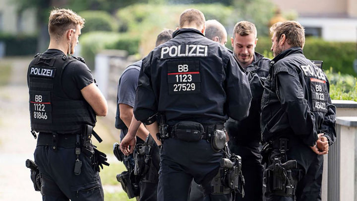 독일 베를린 교외에 난데없이 암사자로 추정되는 야생동물이 출몰해 무장경찰이 포획에 나섰지만 행방이 묘연해 시민들이 공포에 떨고 있다. 출처 : Fabian Sommer via AP *재판매 및 DB 금지