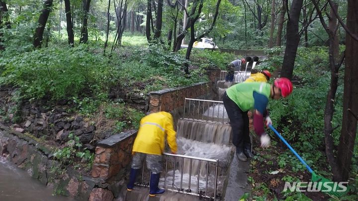 [서울=뉴시스]서울시가 장마철 집중 호우로 지반이 약화되면서 비탈면 유실, 축대 옹벽 붕괴 등 피해가 잇따르자 취약지역 긴급 점검에 나섰다. (사진=서울시 제공). 2023.07.21. photo@newsis.com