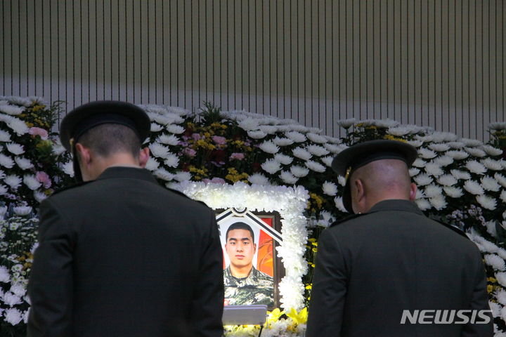 [포항=뉴시스] 안병철 기자 = 21일 경북 예천 실종자 수색 도중 순직한 고 채수근 상병에게 '보국훈장' 광복장이 추서됐다. 2023.07.21. abc1571@newsis.com