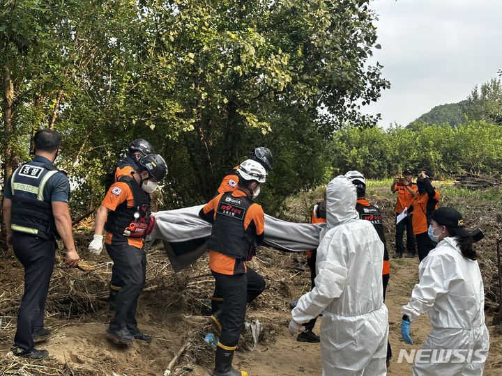 [예천=뉴시스] 정재익 기자 = 21일 오후 경북 예천군 우계리 용우교 상단 1㎞ 지점에서 남성으로 추정되는 폭우 피해 실종자가 발견됐다. (사진=경북소방본부 제공) 2023.07.21. photo@newsis.com