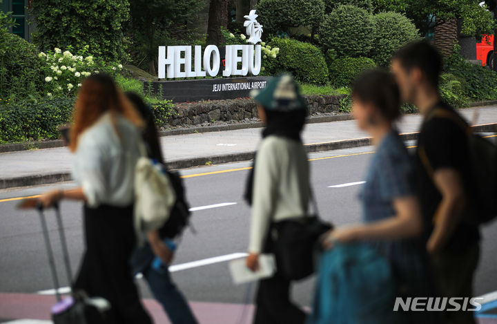 [제주=뉴시스] 우장호 기자 = 제주국제공항 1층 도착장에 관광객들의 발걸음이 이어지고 있다. 2023.07.21. woo1223@newsis.com