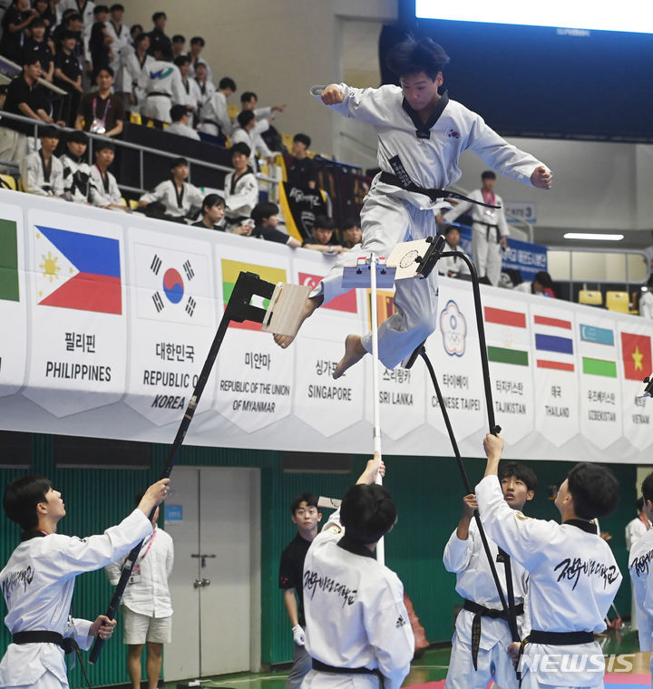 [성남=뉴시스] 김종택 기자 = 21일 경기도 성남실내체육관에서 열린 '2023 성남 세계태권도한마당'에서 종합격파 부문에 출전한 선수들이 멋진 기량을 선 보이고 있다. 이번 태권도한마당에는 57개국 4500여명의 세계 태권도인들이 격파와 창작 폼새, 태권체조 등 13개 종목 71개 부문에서 경연을 펼친다. 2023.07.21. jtk@newsis.com