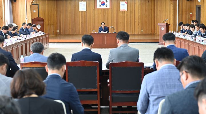 성낙인 군수가 상반기 주요업무 추진상황 평가보고회를 주재하고 있다. *재판매 및 DB 금지