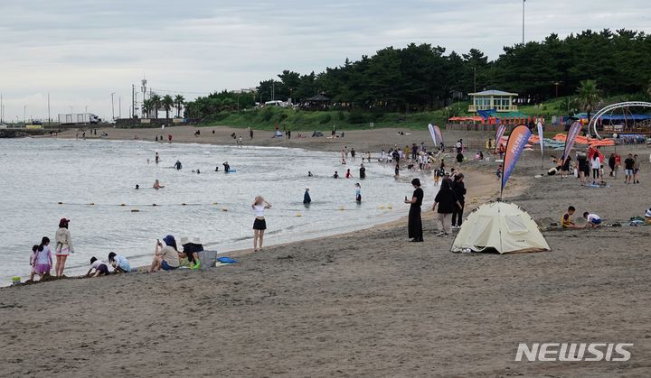 [제주=뉴시스] 오영재 기자 = 피서객들이 22일 오후 제주시 이호테우해수욕장에서 즐거운 시간을 보내고 있다. 2023.07.22. oyj4343@newsis.com