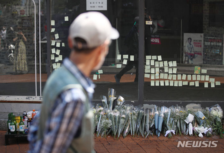 [서울=뉴시스] 김진아 기자 = 흉기를 휘둘러 1명을 숨지게 하고 3명에게 중상을 입힌 혐의를 받는 남성이 "남들도 불행하게 만들고 싶어서" 범행을 저질렀다고 진술했다. 사진은 22일 범행 현장에 추모공간이 마련돼 있는 모습. 2023.07.22. bluesoda@newsis.com