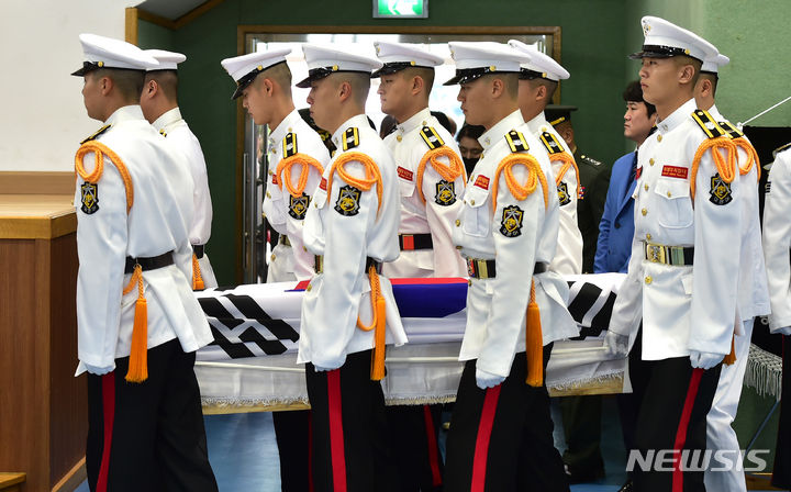 [포항=뉴시스] 이무열 기자 = 22일 오전 경북 포항시 남구 해병대 1사단 내 김대식 관에서 엄수된 고 채수근 상병 영결식에서 해병대 의장대원들이 채 상병의 관을 영결식장으로 운구하고 있다. 채 상병은 집중호우 피해지역인 경북 예천군에서 실종자 수색 중 급류에 휩쓸려 순직했다. 2023.07.22. lmy@newsis.com