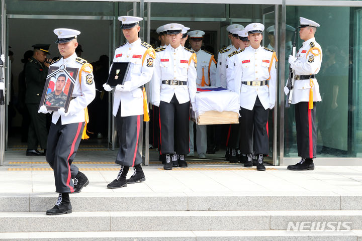 [포항=뉴시스] 이무열 기자 = 22일 오전 경북 포항시 남구 해병대 1사단 내 김대식 관에서 엄수된 고 채수근 상병 영결식에서 해병대원들이 채 상병의 마지막 길을 배웅하고 있다. 채 상병은 집중호우 피해지역인 경북 예천군에서 실종자 수색 도중 급류에 휩쓸려 순직했다. 2023.07.22. lmy@newsis.com