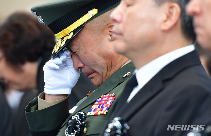 [포항=뉴시스] 이무열 기자 = 김계환 해병대사령관이 22일 오전 경북 포항시 남구 해병대 1사단 내 김대식 관에서 엄수된 고 채수근 상병 영결식장에서 눈물을 흘리고 있다. 채 상병은 집중호우 피해지역인 경북 예천군에서 실종자 수색 도중 급류에 휩쓸려 순직했다. 2023.07.22. lmy@newsis.com