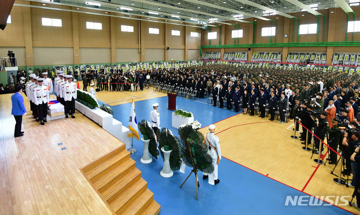 [포항=뉴시스] 이무열 기자 = 22일 오전 경북 포항시 남구 해병대 1사단 내 김대식 관에서 엄수된 고 채수근 상병 영결식에서 해병대 의장대원들이 채 상병의 관을 영결식장으로 운구하고 있다. 채 상병은 집중호우 피해지역인 경북 예천군에서 실종자 수색 중 급류에 휩쓸려 순직했다. 2023.07.22. lmy@newsis.com