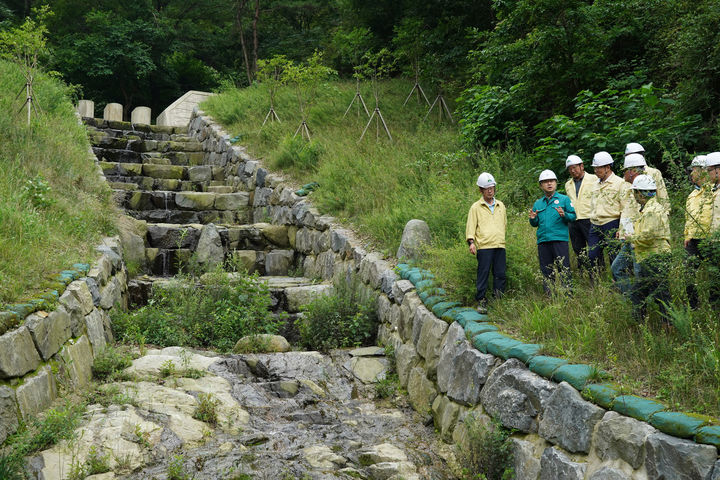 [서울=뉴시스] 김진아 기자 = 남성현 산림청장이 22일 오전 충남 예산군 국립예산치유의숲을 찾아 관계자들과 산사태우려지역 등을 돌아보며 호우 대처 상황을 점검하고 있다. (사진=산림청 제공) 2023.07.22. photo@newsis.com *재판매 및 DB 금지