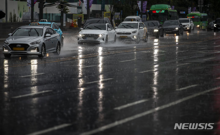 [서울=뉴시스] 정병혁 기자 = 지난해 7월23일 오전 서울 종로구 세종대로에서 차량들이 빗길을 달리고 있다. 2023.07.23. jhope@newsis.com
