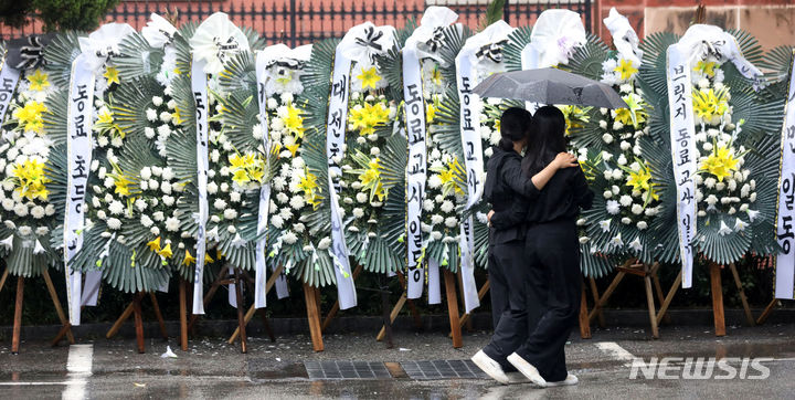 [서울=뉴시스] 김선웅 기자 = 23일 서울 강남서초교육지원청에 마련된 서이초등학교 사망 교사 분향소에서 추모객들이 최근 스스로 목숨을 끊은 서이초 교사를 추모하고 있다. 교원단체 등은 이번 사건이 악성민원 등 학부모의 괴롭힘에 의해 발생했다는 의혹을 제기하고 있으며 경찰은 온라인상에서 제기된 학부모 갑질 여부 등에 대해 조사 중이다. 2023.07.23. mangusta@newsis.com