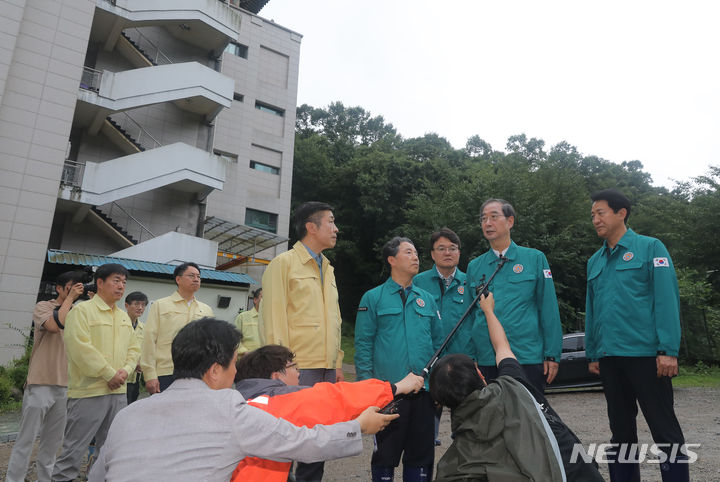 [서울=뉴시스] 김금보 기자 = 한덕수 국무총리가 23일 오후 서울 서초구 우면산 관문사 산사태 우려신고 현장에서 관계자에게 대응상황 설명을 듣고 있다. 사진 오른쪽부터 오세훈 서울시장, 한덕수 국무총리, 남성현 산림청장, 전성수 서초구청장. 2023.07.23. kgb@newsis.com