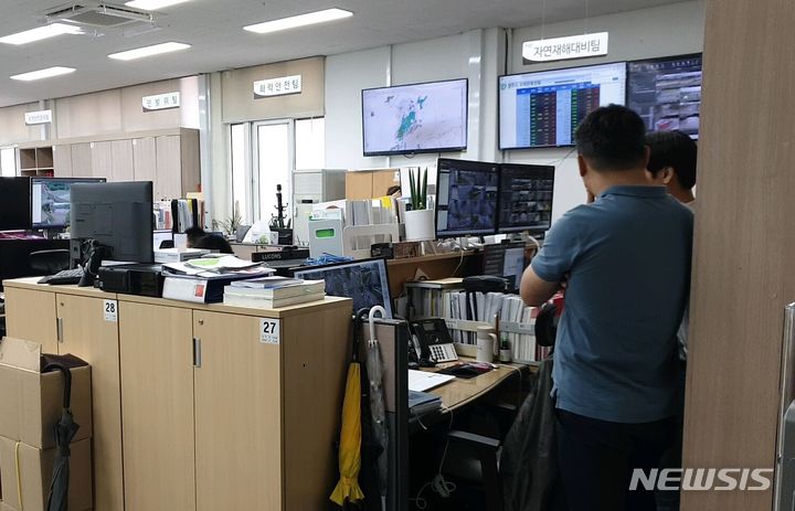 [청주=뉴시스] 임선우 기자 = 오송 지하차도 참사를 수사 중인 검찰이 24일 충북 청주시청 안전정책과를 압수수색하고 있다. 검찰은 이날 청주시 안전정책과와 하천과, 흥덕구청을 동시에 압수수색 중이다. 2023.07.24. photo@newsis.com