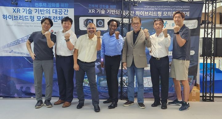IEEE(국제전기전자공학자협회) 의장단이 21일 서울 강남구 스코넥 본사에 방문해 스코넥의 '대공간 XR워킹시스템' 기술을 체험하며 완성도를 점검했다. (사진=스코넥 제공) *재판매 및 DB 금지