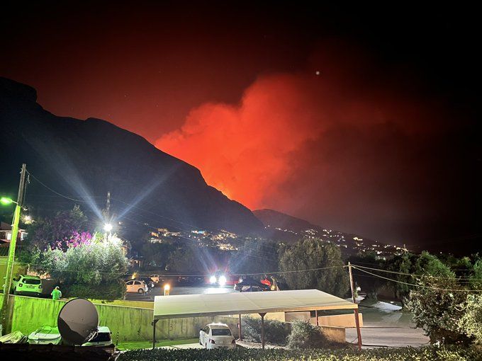 그리스 동남부 로도스섬에서 발생한 산불이 강풍을 타고 6일째 확산하면서 관광객과 현지 주민 등 수 만 명이 긴급 대피했다. 출처 : @SeanMacLeodArt *재판매 및 DB 금지