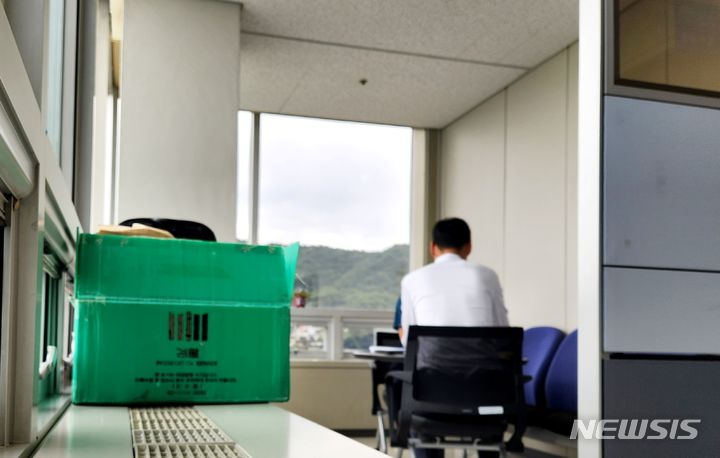 [청주=뉴시스] 조성현 기자 = 24명의 사상자가 발생한 충북 청주의 지하차도 침수 사고와 관련해 검찰 관계자가 24일 오전 충북경찰청 112상황실로 압수수색 박스를 들고 들어가고 있다. 2023.07.24. jsh0128@newsis.com
