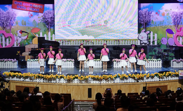 놀러와요! 신비의 늪을 불러 대상을 받은 하늘소리 중창단이 대상을 수상했다. (사진=창녕군 제공) *재판매 및 DB 금지