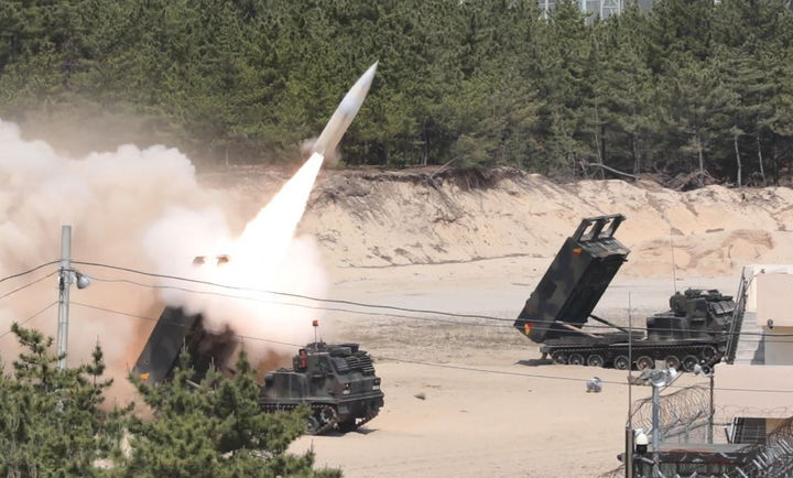 [서울=뉴시스]지난해 5월 북한의 대륙간탄도미사일(ICBM) 발사에 대응해 주한미군이 동해상으로 육군 지대지 전술탄도미사일체계 에이태큼스(ATACMS)를 발사하고 있다. (사진=합동참모본부 제공) 2023.07.24. photo@newsis.com *재판매 및 DB 금지