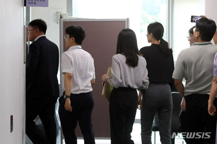 [세종=뉴시스] 강종민 기자 = 충북 청주 오송 궁평2지하차도 침수사고 관련 검찰이 24일 오전 동시압수수색에 들어간 가운데 검찰 관계자들이 세종시 정부세종청사 행복청 사무실에 들어가고 있다. 2023.07.24. ppkjm@newsis.com