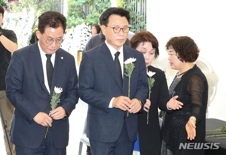 [서울=뉴시스] 황준선 기자 = 유기홍 의원과 박광온 더불어민주당 원내대표가 24일 오후 서울 강남구 강남서초교육지원청에 마련된 교내에서 극단적 선택을 한 서이초등학교 교사의 추모공간을 찾아 조문하고 있다. 2023.07.24. hwang@newsis.com