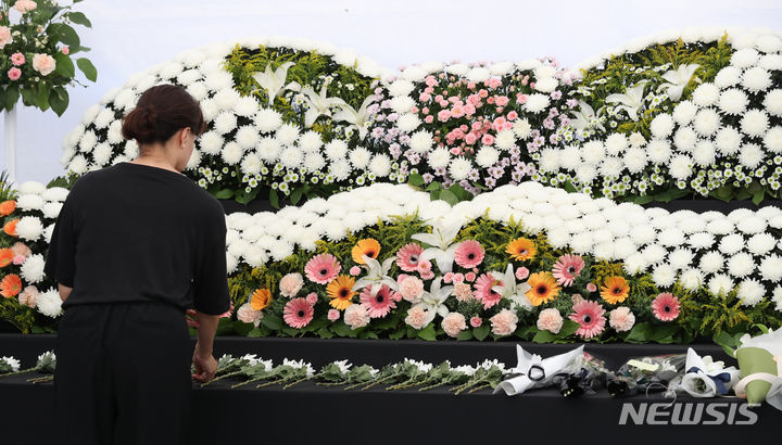 [서울=뉴시스] 황준선 기자 = 서울 서초구 서이초등학교 저연차 교사의 극단 선택 사건을 수사 중인 경찰이 지난 주 '갑질 의혹'을 받는 학부모를 불러 조사한 것으로 확인됐다. 사진은 24일 오후 서울 강남구 강남서초교육지원청에 마련된 교내에서 극단적 선택을 한 서이초등학교 교사의 추모공간을 찾은 한 시민이 조문하고 있는 모습. 2023.07.24. hwang@newsis.com