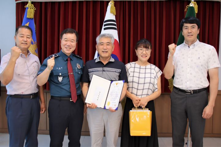 [대구=뉴시스] 대구성서경찰서는 전화금융사기 피해 예방에 결정적인 기여를 한 택시기사 김모씨에게 감사장을 수여했다. (사진 = 대구 성서경찰서 제공) 2023.07.25. photo@newsis.com  *재판매 및 DB 금지