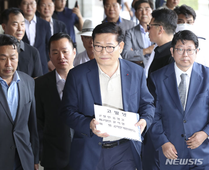 [서울=뉴시스] 김근수 기자 = 송영길 전 더불어민주당 대표가 25일 오전 서울 서초구 서울중앙지방검찰청에서 윤석열 대통령 공직선거법 위반 및 혐의 고발과 관련해 고발장 접수하기 위해 들어가고 있다. 2023.07.25. ks@newsis.com