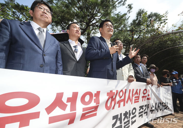 [서울=뉴시스] 김근수 기자 = 송영길 전 더불어민주당 대표가 25일 오전 서울 서초구 서울중앙지방검찰청에서 윤석열 대통령 공직선거법 위반 및 혐의 고발과 관련해 고발장 접수를 마치고 취재진 질문에 답하고 있다. 2023.07.25. ks@newsis.com