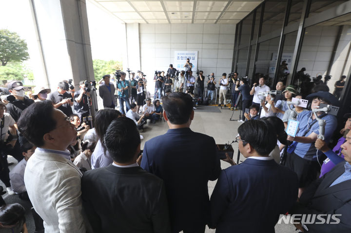 [서울=뉴시스] 김근수 기자 = 송영길 전 더불어민주당 대표가 25일 오전 서울 서초구 서울중앙지방검찰청에서 윤석열 대통령 공직선거법 위반 및 혐의 고발과 관련해 고발장 접수를 마치고 나오고 있다. 2023.07.25. ks@newsis.com