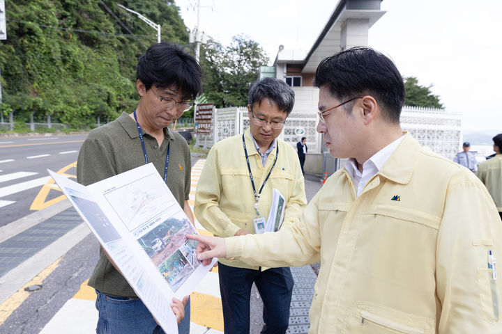 오병권 경기도 행정1부지사가 지난 25일 남양주 조안지구 급경사지 등을 방문해 현장을 점검하고 있다. (사진=경기도 제공) *재판매 및 DB 금지