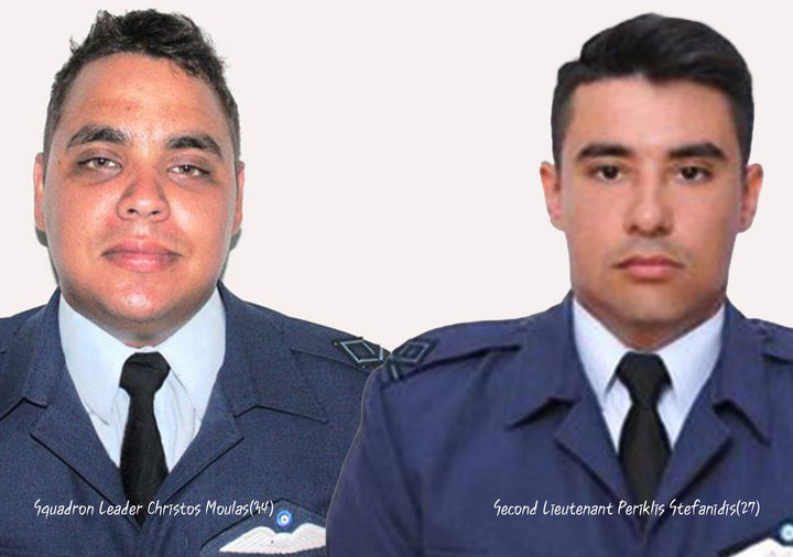 그리스 에비아 섬에서 산불 진화 중 비행기 추락으로 숨진 조종사 크리스토스 모울라스(왼쪽)와 부조종사 페리클레스 스테파니다스.. 출처 : @sentdefender *재판매 및 DB 금지
