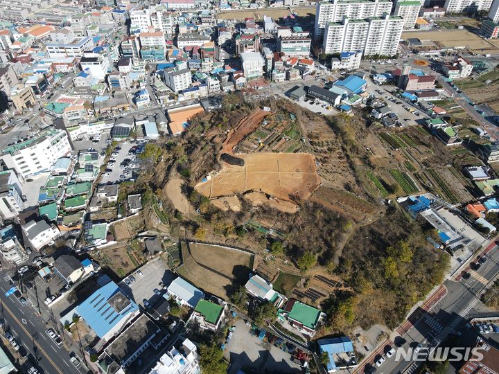 [고성(경남)=뉴시스] 신정철 기자= 경남 고성군은 고성읍 중심지에 위치한 삼한시대 소가야의 대표 생활유적인 ‘고성 동외동패총’을 국가사적으로 지정하기 위해 지난 25일 종합사회복지관에서 주민설명회를 개최했다.사진은 고성 동외동패총 전경.(사진=뉴시스DB).2023.07.26. sin@newsis.com