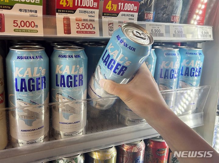 [서울=뉴시스]이마트24는 '칼스라거(KAL’s Lager)'를 판매한다고 26일 밝혔다. (사진=이마트24 제공)