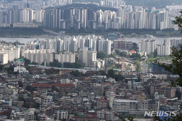 28일 경·공매 전문 데이터기업 지지옥션에 따르면 이달 서울 아파트 경매 낙찰가율은 전월 대비 5.3%p 오른 86.2%를 기록했다. 이는 지난해 10월(88.6%) 이후 9개월 만에 최고치다. 사진은 서울시내 아파트 단지 모습. 뉴시스 자료사진.